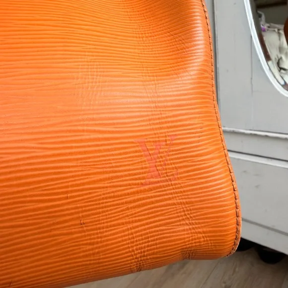 Louis Vuitton Speedy Epi in Vibrant Orange - Picture 2 of 8